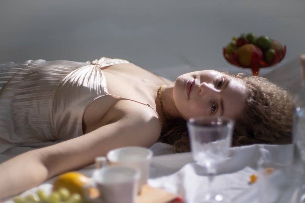 Любое изделие из атласа выглядит нарядно - от платья до пижамы и спортивного костюма. платья из атласа