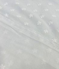 Батист молочный в мушку цветок